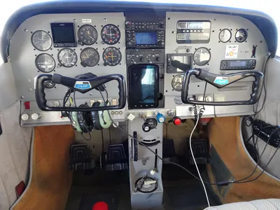 Cessna 182H cockpit